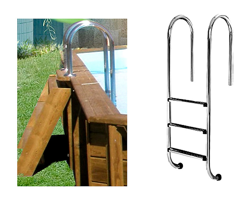 Échelle extérieure en bois et échelle intérieure en inox sur piscine en bois