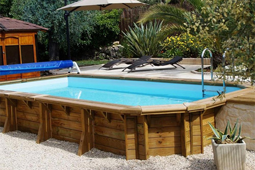 Installation d'une piscine en bois simple